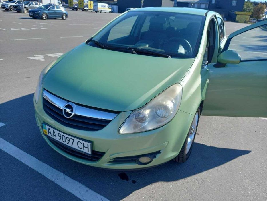 Продажа  Опель Корса Д, симпатичного  авто , перламутр-зеленый.