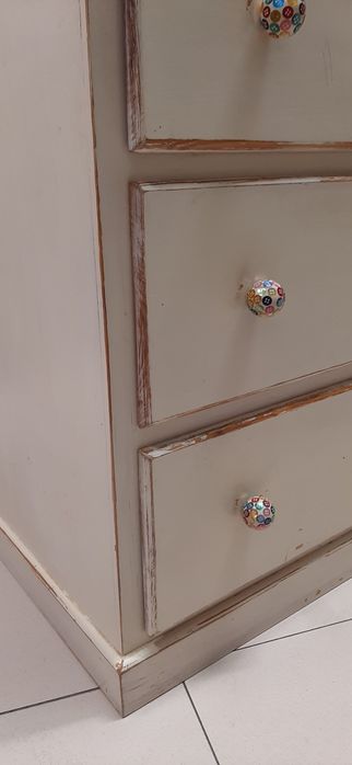 Cómoda madeira com pintura decorativa