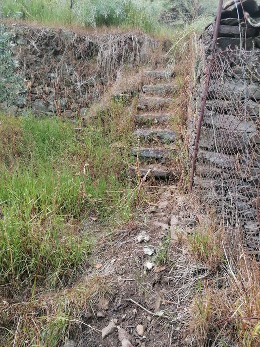 Casinha para reconstrução, às portas do Douro