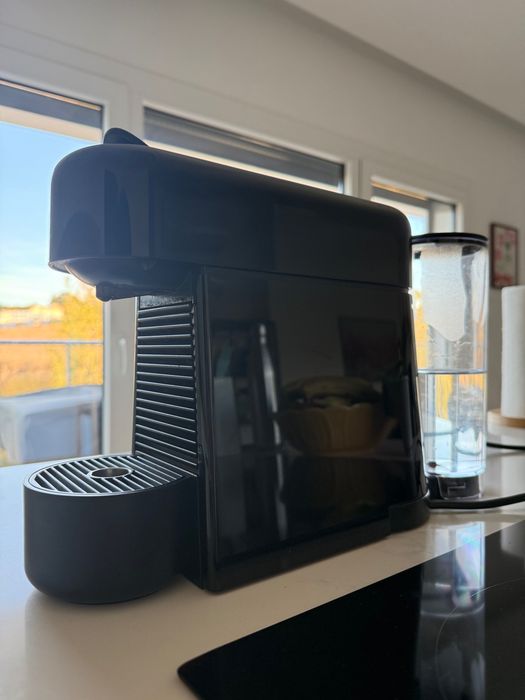 Máquina café Nespresso Essenza Plus