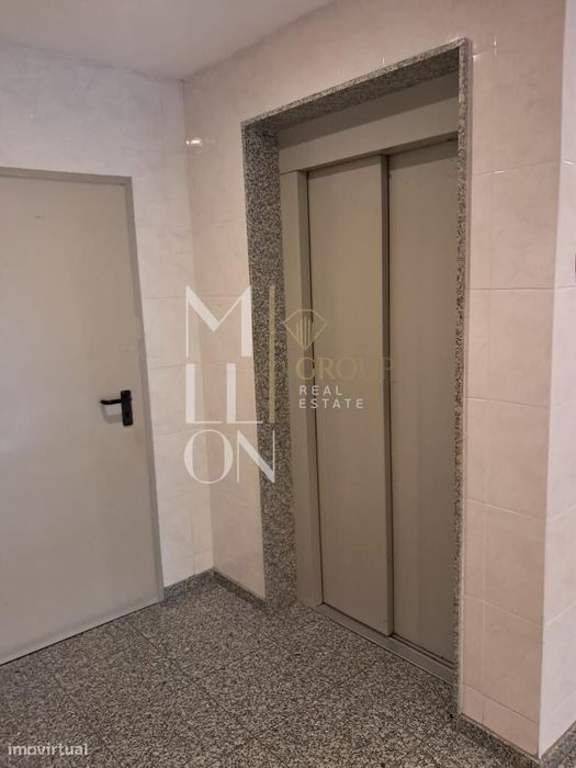 Apartamento T1+1 Renovado com Varanda e Garagem em Oliveira do Douro