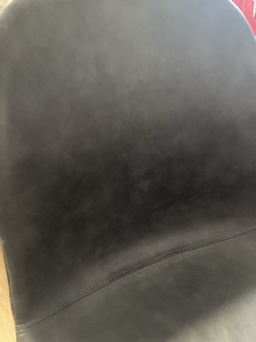 Cadeira de pele cinzenta