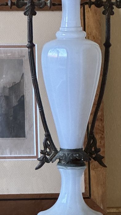 Magnífico Candeeiro a Petróleo Antigo em Vidro Opalino e Bronze – C.A. Kleemann (c. 1900)
