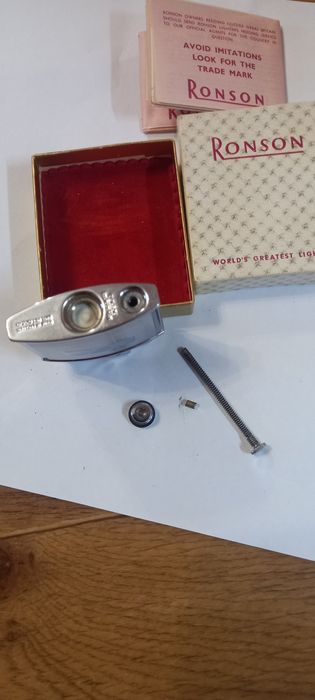 Зажигалка Ronson.