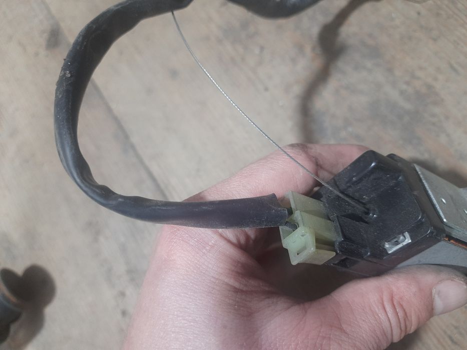 Штовхач толкатель відкривання лючка бензобака Кіа Каренс 95720-1000