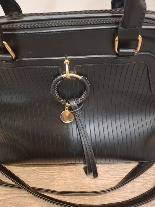 Czarna torebka z ekoskóry z ozdobnym brelokiem crossbody A4 duża