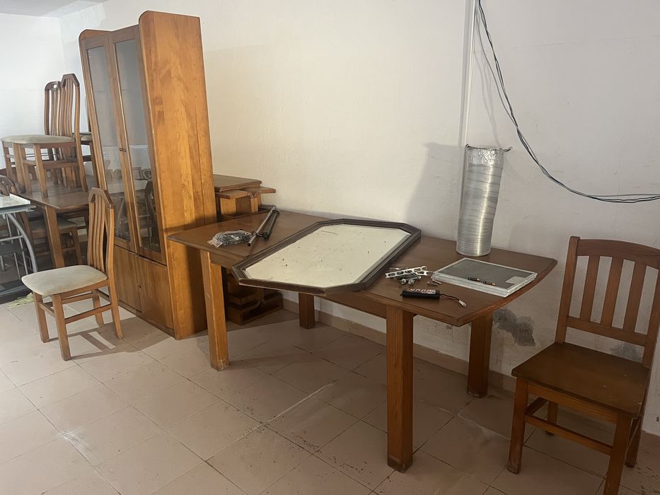 2 mesas extensíveis + 11 cadeiras + cristaleira + outros móveis em madeira maciça
