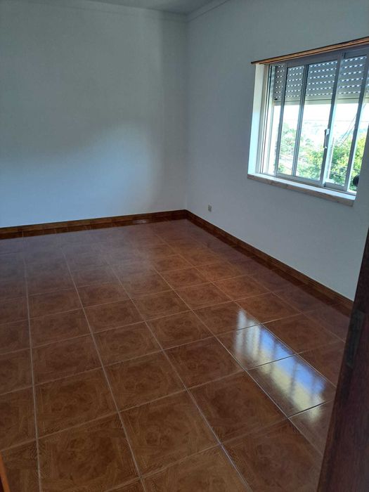 T2, Aluga-se R/C moradia para 1 ou 2 casais