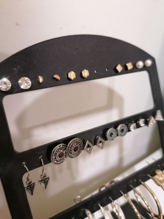 Brincos dourados e prateados