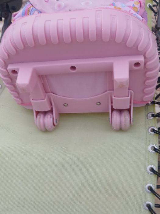 Mala de crianca (menina) com rodas, muito bem estimada.