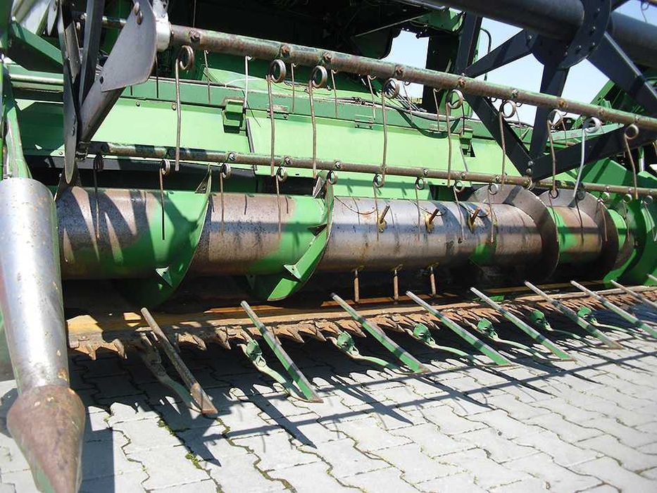 Зерноуборочный комбайн John Deere 1052