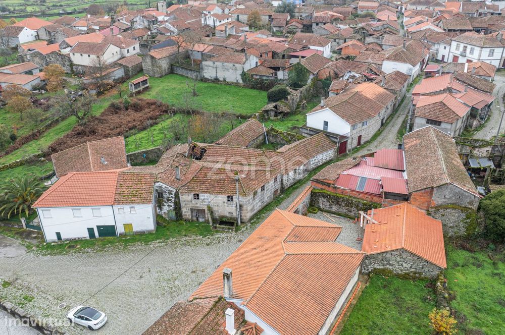 Moradia de 2 pisos com pátio para reconstruir - Ardãos, Boticas