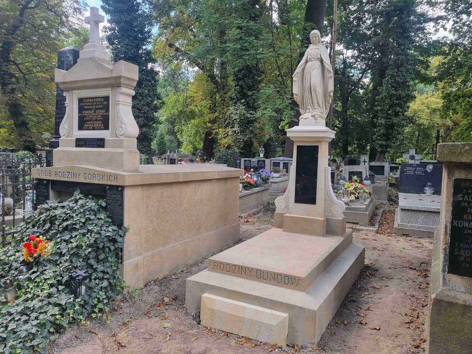 Odrestaurowany zabytkowy grobowiec na Cmentarzu Rakowickim