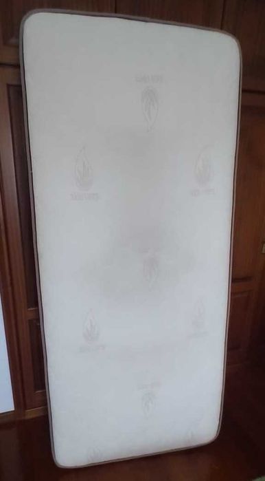 Estrado Ikea "lonset" e colchão viscoelástico