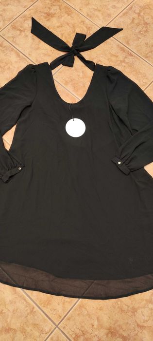 Sukienka z wiązaniem na plecach