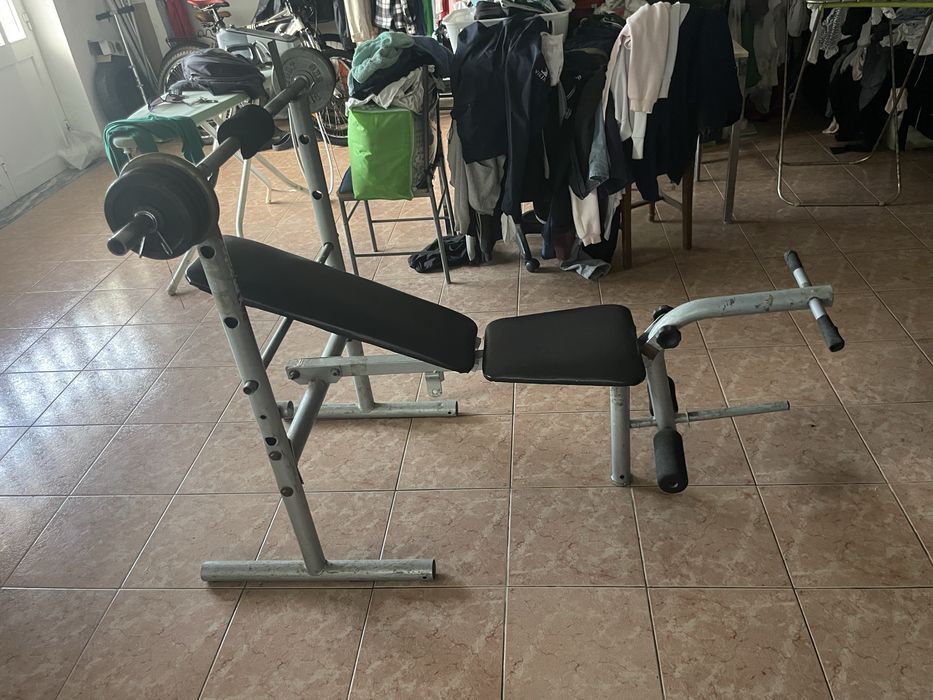 Banco de musculaçao com barra com pesos