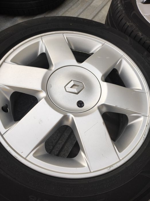 Conjunto de pneus e jantes