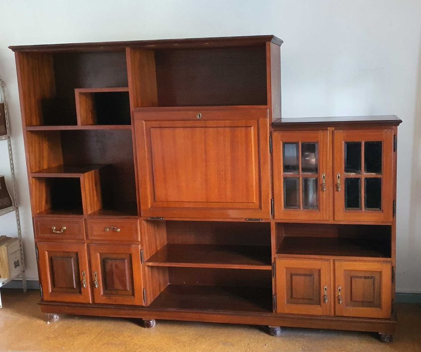 Armário de sala em madeira maciça natural