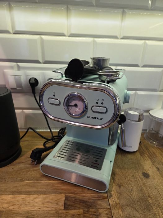 Ekspres do kawy kolbowy ze spieniaczem mleka