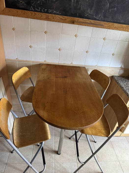 Mesa e 4 cadeiras
