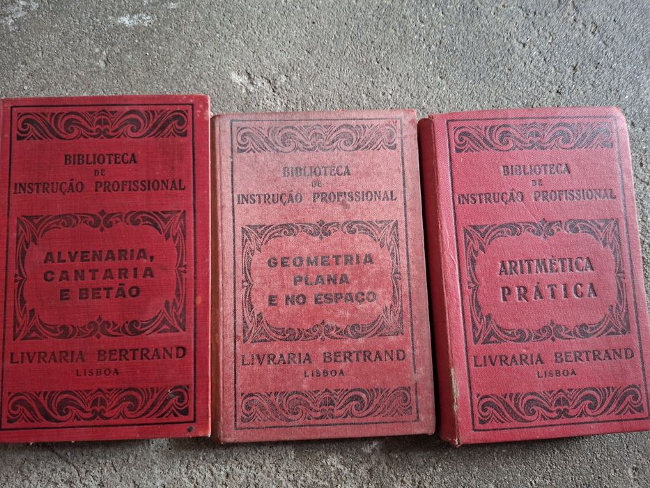 Livros da antiga Biblioteca de Instrução Profissional Bertrand