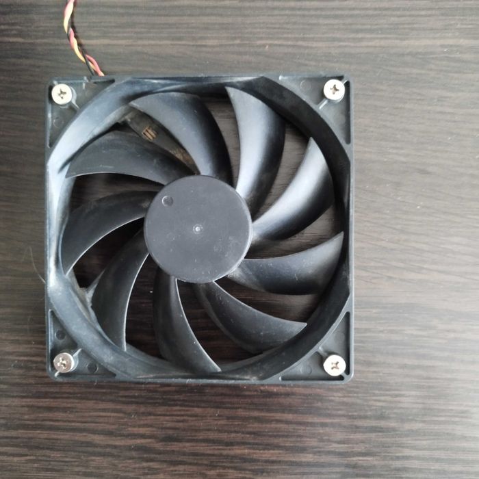 Вентилятор охлаждения Everflow 12v 120mm б.у