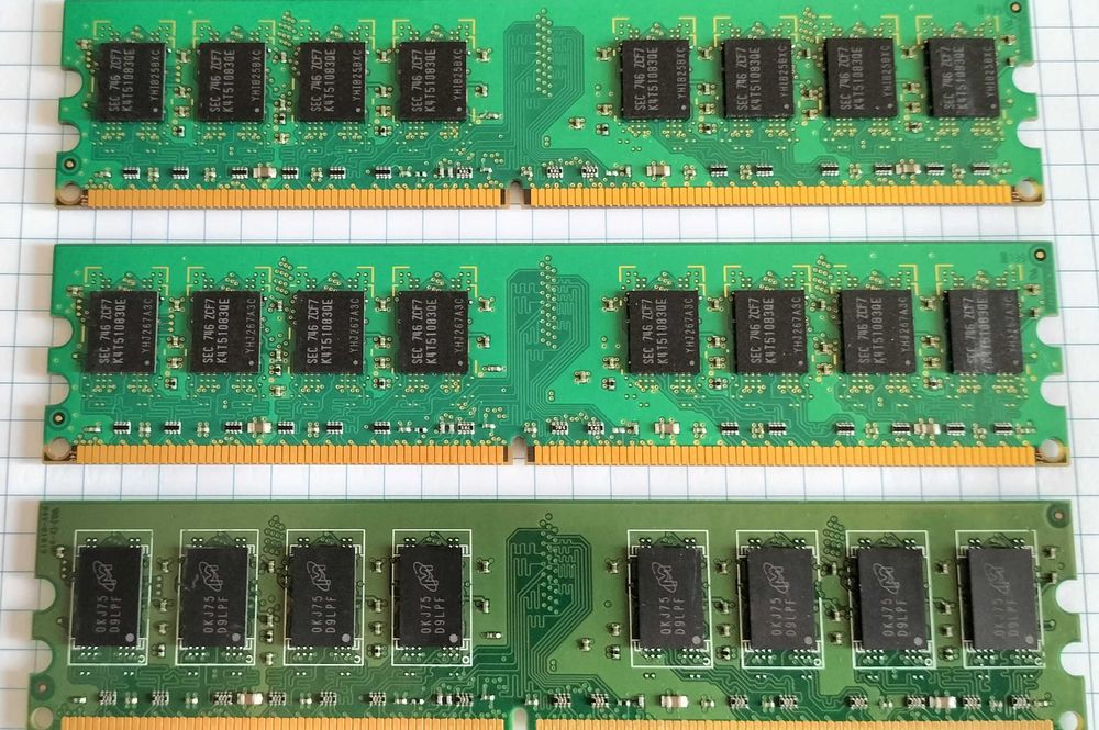 Pamięć komputerowa DDR2 2 GB i 1 GB