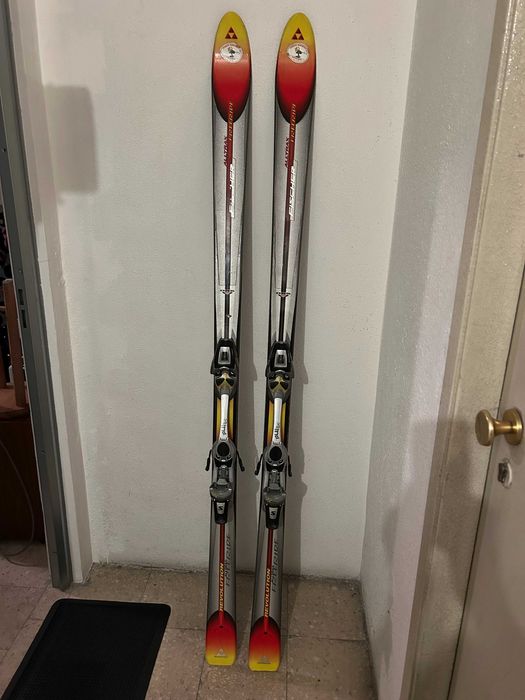 Skis para esquiar na neve