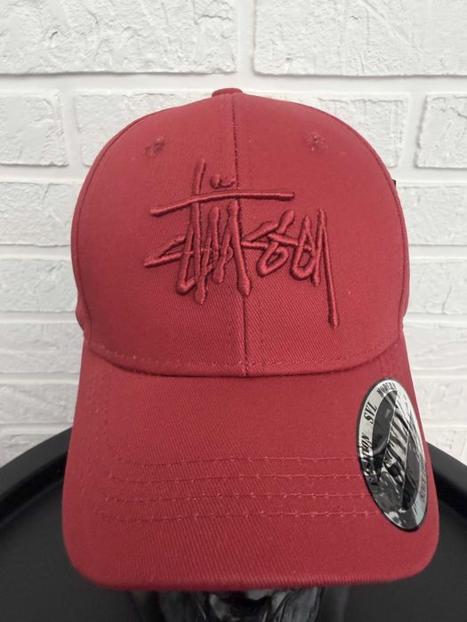 Кепка унисекс Stüssy  красная— практичный и стильный аксессуар на каждый день
