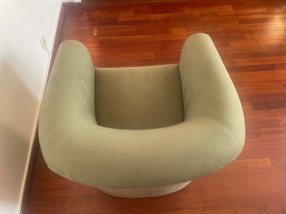 Poltrona de veludo esverdeado