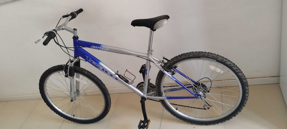 Bicicleta com tubo a funcionar, está muito conservada como nova, 21 mudanças, pneus novos Michelin, é só pedalar e passear.