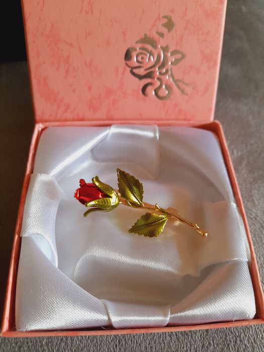 Broszka Róża w pudełku prezentowym kwiaty