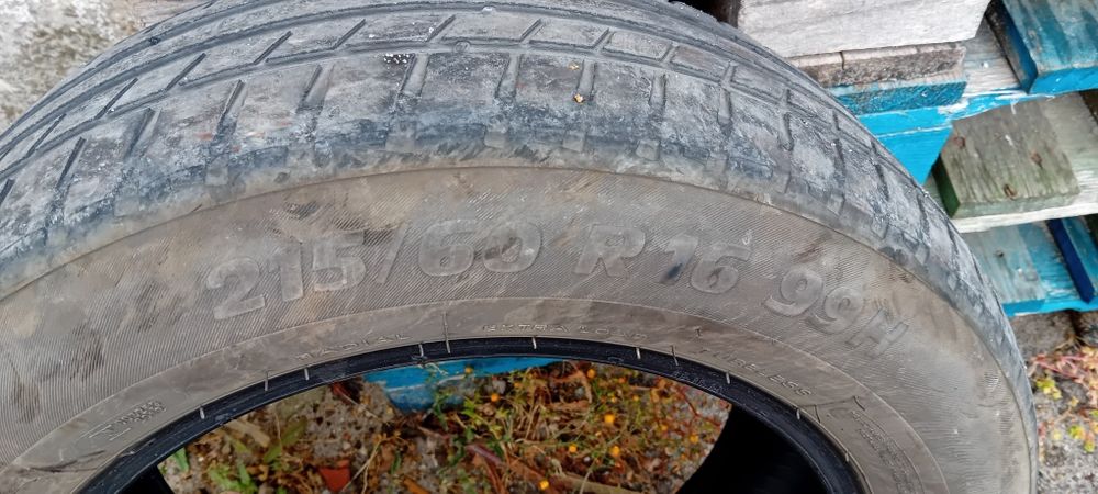 Pneu semi-novo 215/60 roda 16