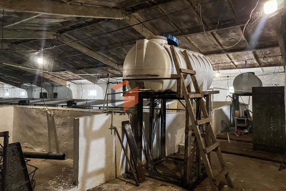 Продається цегляна будівля з повною інфраструктурою