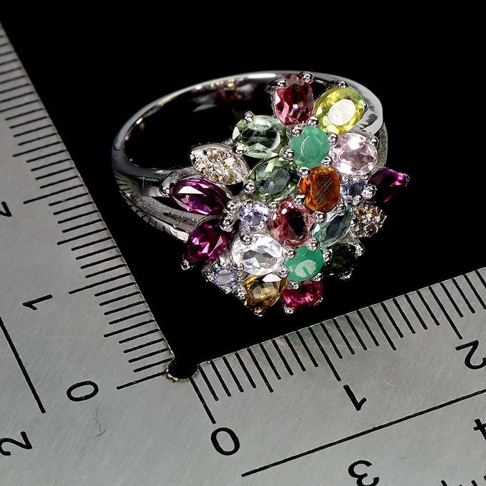 Кольцо из серебра 925 пробы с натуральными камнями 17.75