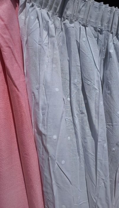 Cortinas curtas em cambraia branca bordada às bolinhas mais reposteiro