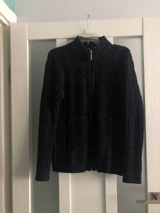 Чоловічий светр темно-синього кольору