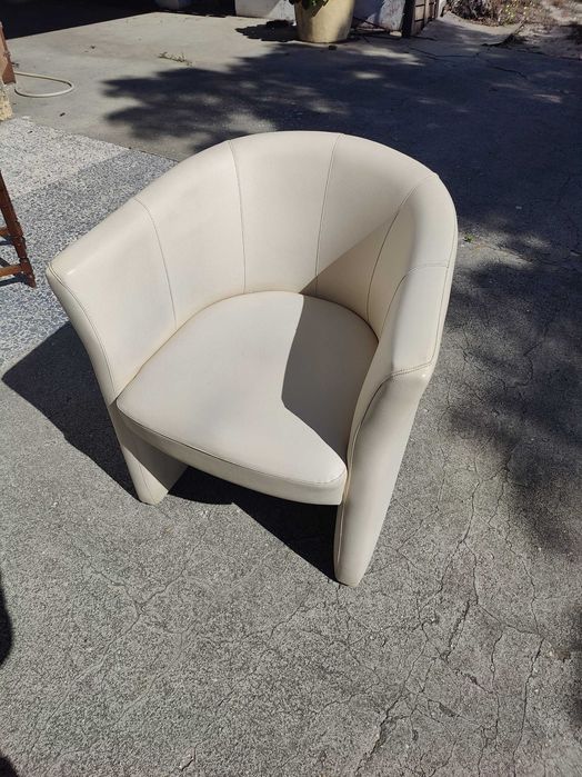 Cadeira em pele branca