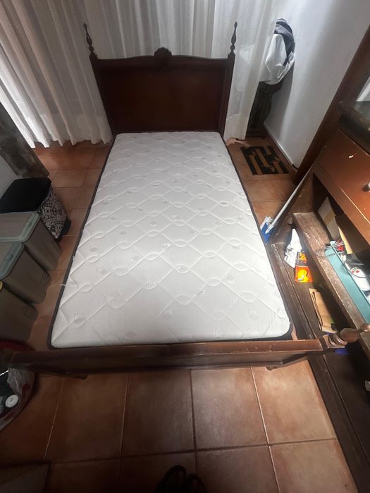 Cama e Colchão de solteiro