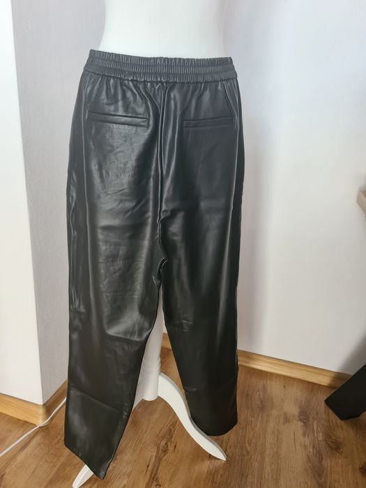 Spodnie imitujące skórę