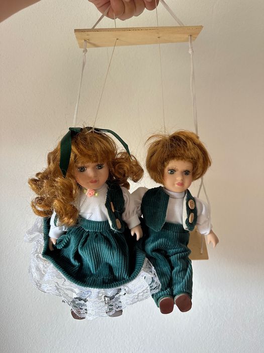 2 Bonecos de Porcelana no Baloiço