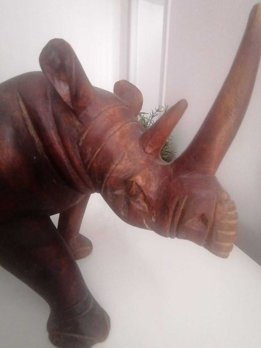 Rinoceronte Esculpido à Mão em Madeira Exótica Maciça (30cm)