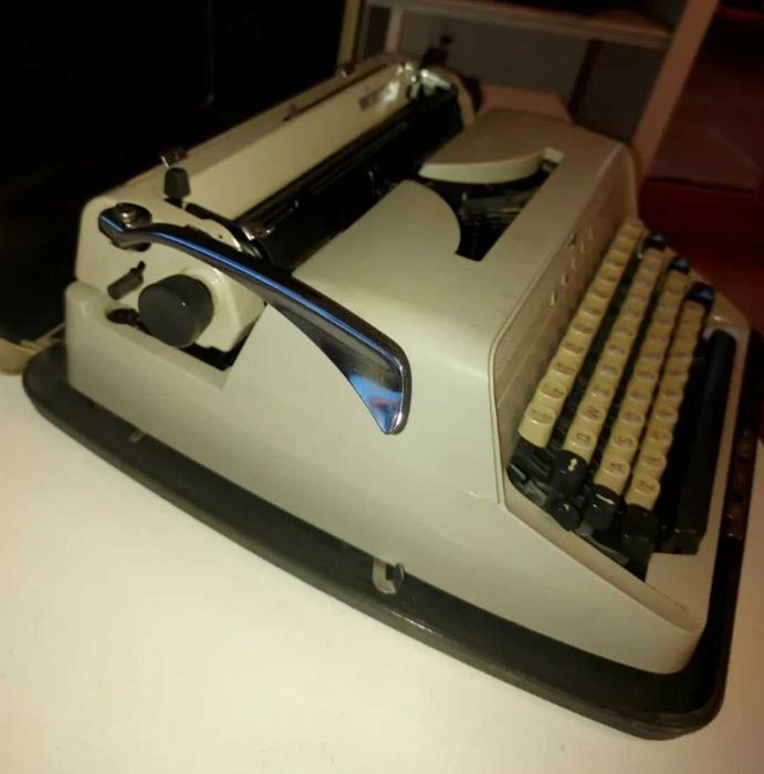 Máquina de escrever Adler
