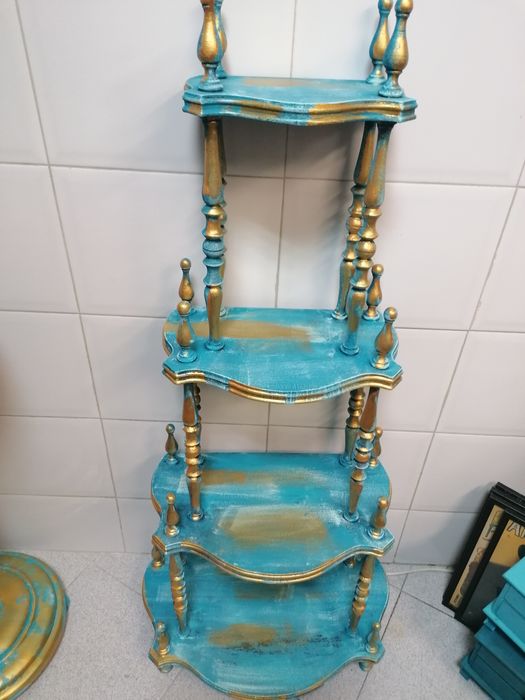 Estante em madeira em tons de azul e dourado