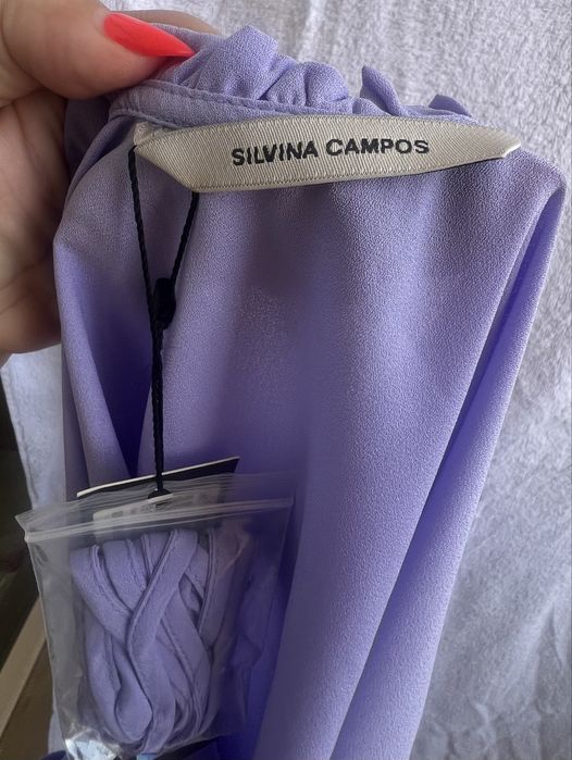 Blusa com alças de metal douradas.