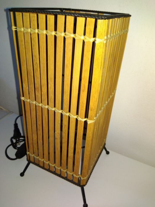 Candeeiro em Madeira com estrutura metálica