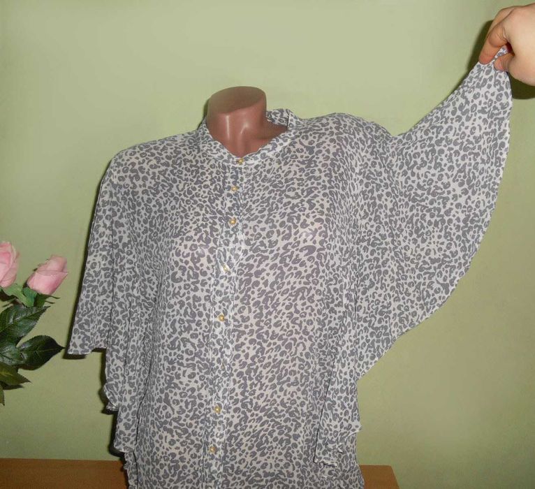 блузка цікавого кроя 48 размер