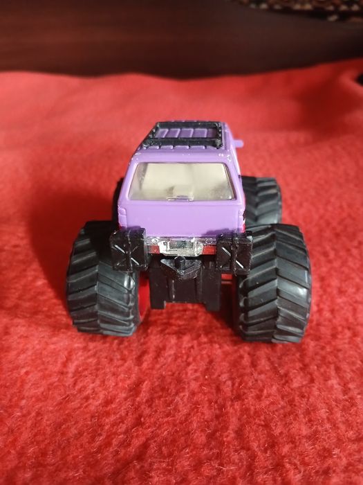 Продаю машинку FORD джип