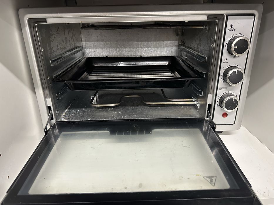 Forno pequeno da eletronia