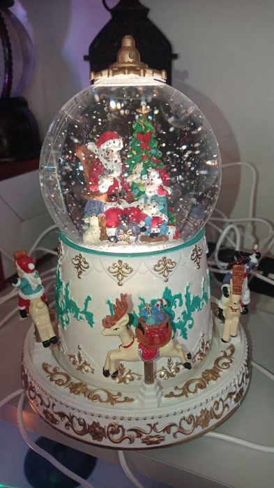 Новорічний світильник куля зі снігом та Санта-Клаусом, каруселька